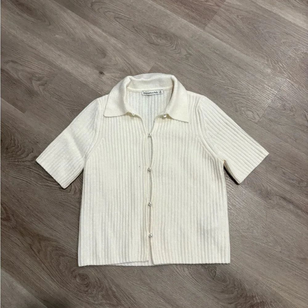 Abercrombie & Fitch
Short-Sleeve Pearl Button Collared Cardigan